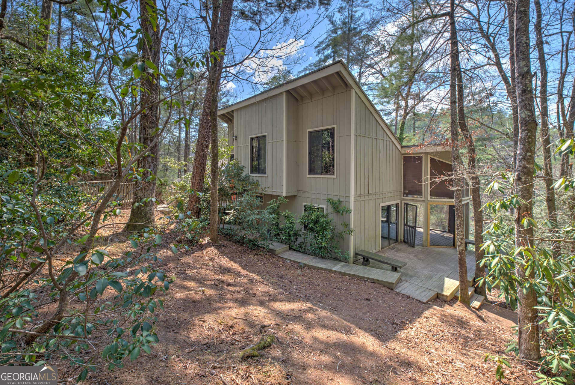 4 bedroom, 3 bathroom, 2,656 sq ft cabin,single family residence for sale at 91 Dragway Lane, Lakemont, GA 30552 — photo 6