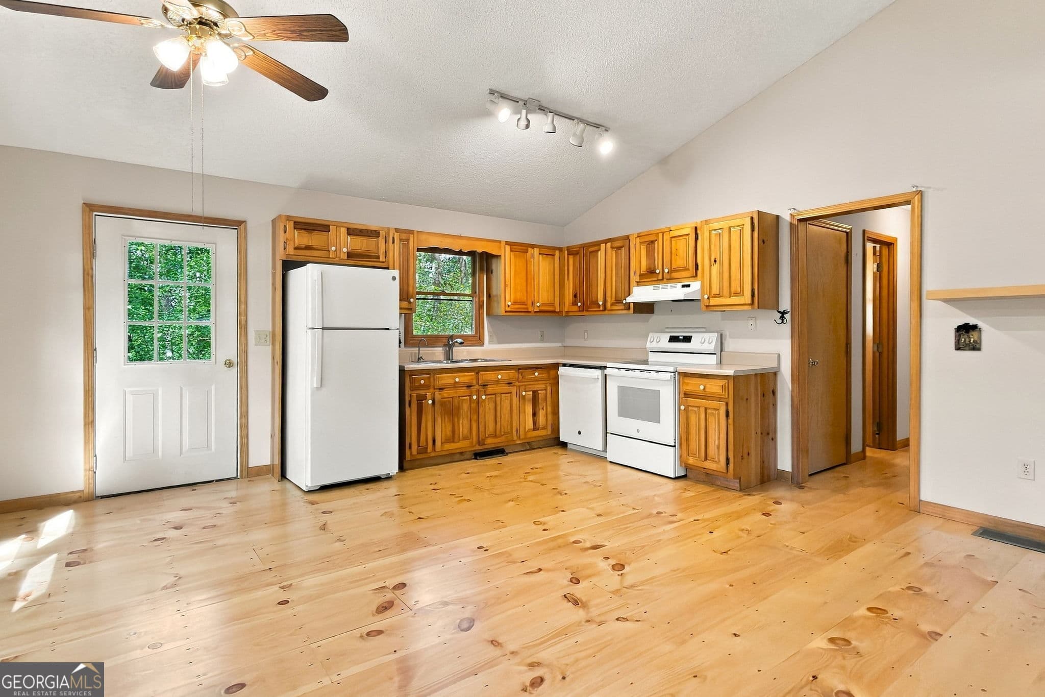 3 bedroom, 3 bathroom, 1,716 sq ft cabin,single family residence for sale at 685 Riverview Drive 487, Ellijay, GA 30540 — photo 7