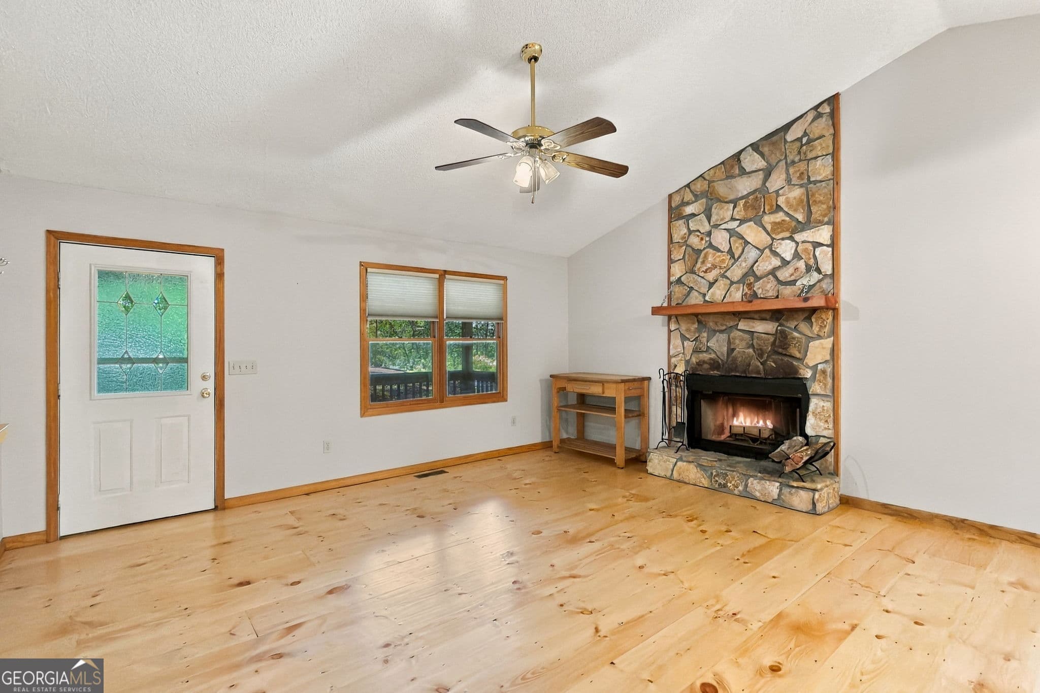 3 bedroom, 3 bathroom, 1,716 sq ft cabin,single family residence for sale at 685 Riverview Drive 487, Ellijay, GA 30540 — photo 4