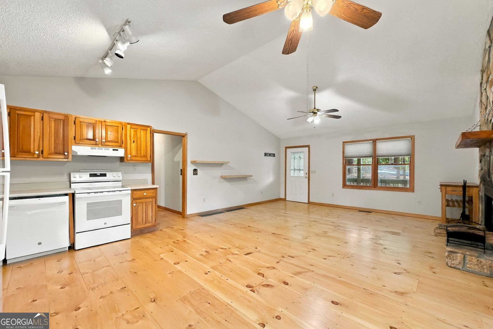 3 bedroom, 3 bathroom, 1,716 sq ft cabin,single family residence for sale at 685 Riverview Drive 487, Ellijay, GA 30540 — photo 8