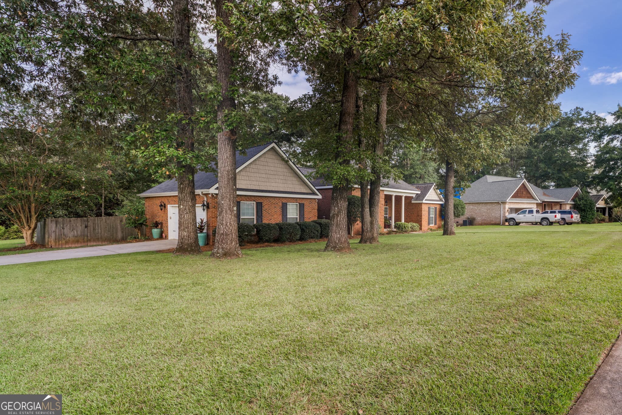4 bedroom, 2.5 bathroom, 1,955 sq ft single family residence for sale at 301 Hunts Landing Drive, Kathleen, GA 31047 — photo 2