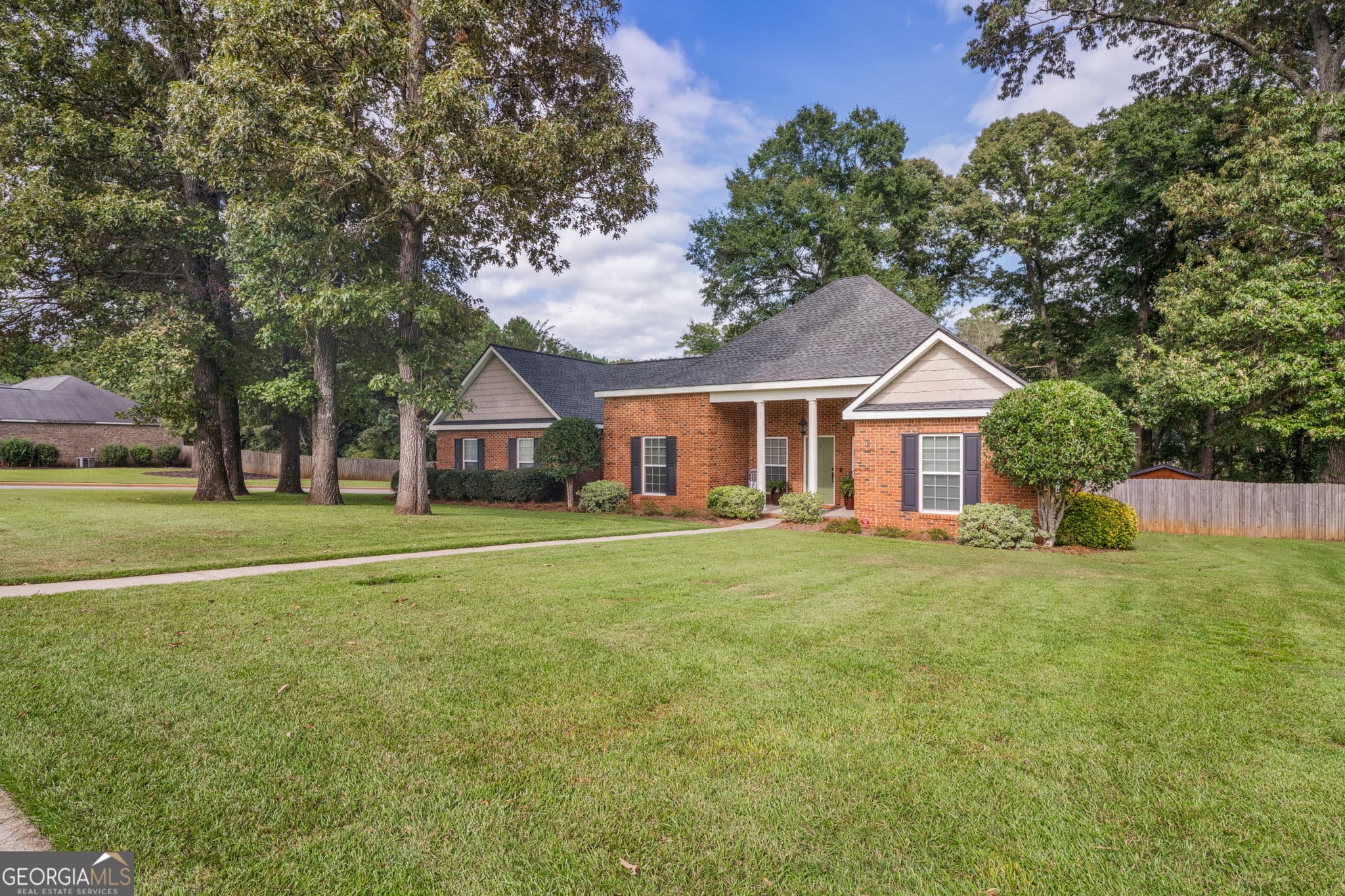 4 bedroom, 2.5 bathroom, 1,955 sq ft single family residence for sale at 301 Hunts Landing Drive, Kathleen, GA 31047 — photo 3