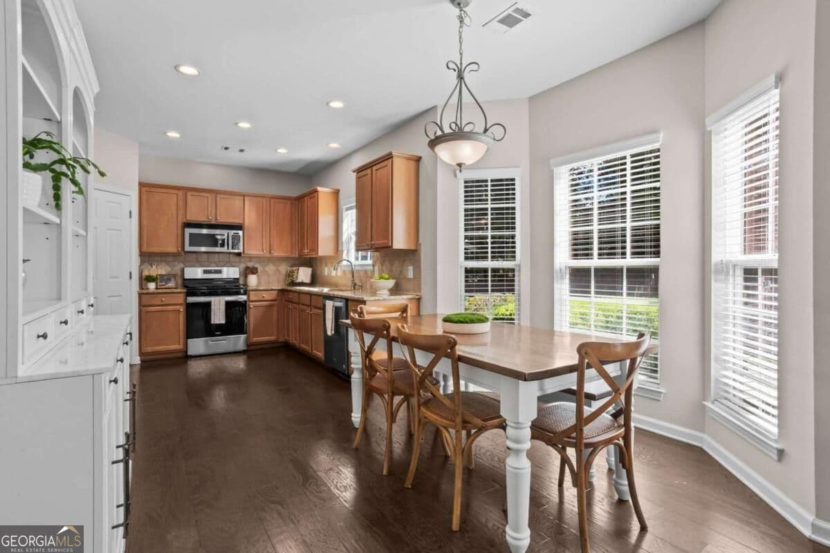 4 bedroom, 2.5 bathroom, 2,086 sq ft single family residence for sale at 431 Highlands Loop, Woodstock, GA 30188 — photo 6
