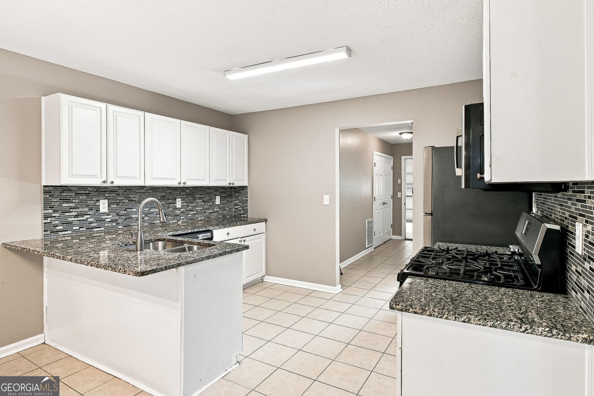 4 bedroom, 3 bathroom, 1,539 sq ft single family residence for sale at 6258 Lakeview Court, Rex, GA 30273 — photo 6