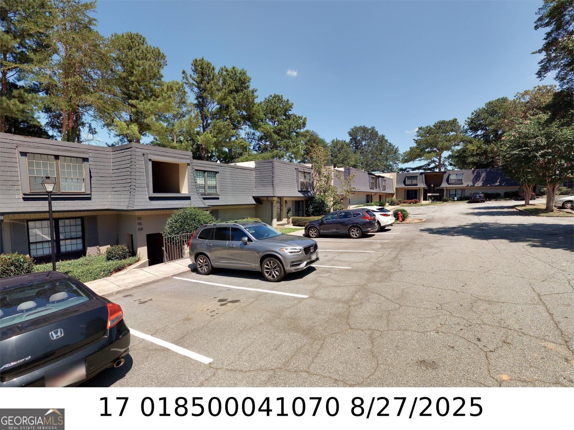 3 bedroom, 2 bathroom, 1,500 sq ft condominium for sale at 102 La Rue Place, Atlanta, GA 30327 — photo 2