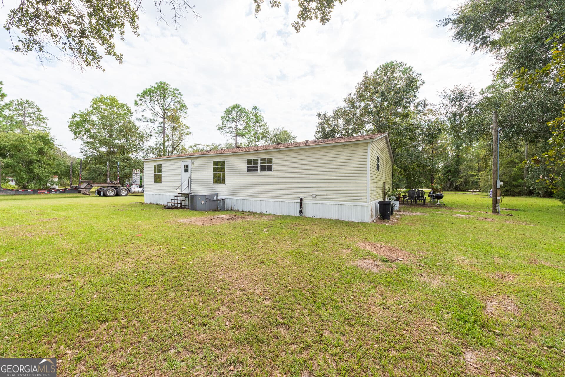 4 bedroom, 2 bathroom, 1,560 sq ft manufactured home,single family residence for sale at 569 Shady Oaks Circle, Hoboken, GA 31542 — photo 3