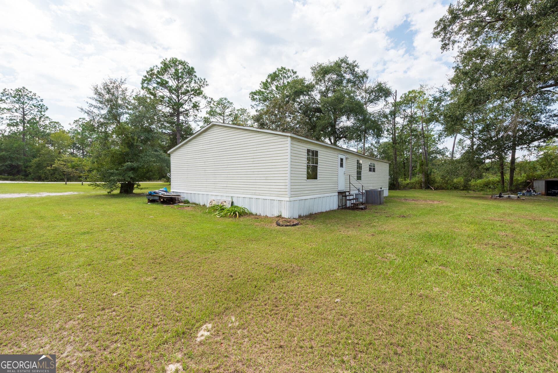 4 bedroom, 2 bathroom, 1,560 sq ft manufactured home,single family residence for sale at 569 Shady Oaks Circle, Hoboken, GA 31542 — photo 5
