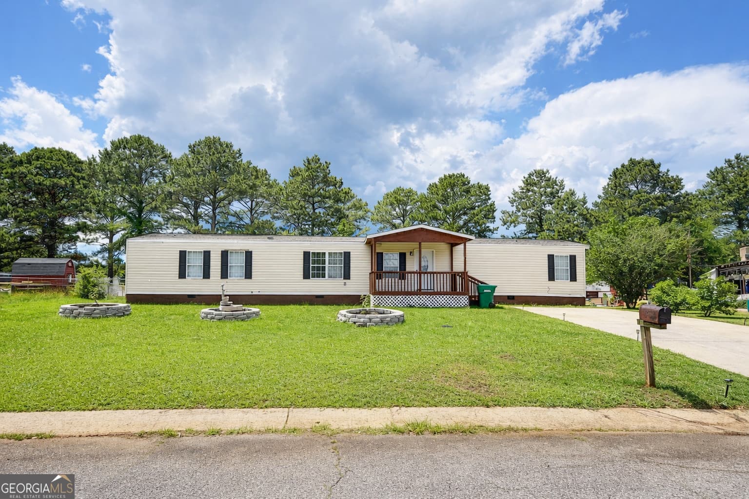 3 bedroom, 2 bathroom, 1,216 sq ft manufactured home,single family residence sold at 240 Bayberry Drive, Byron, GA 31008