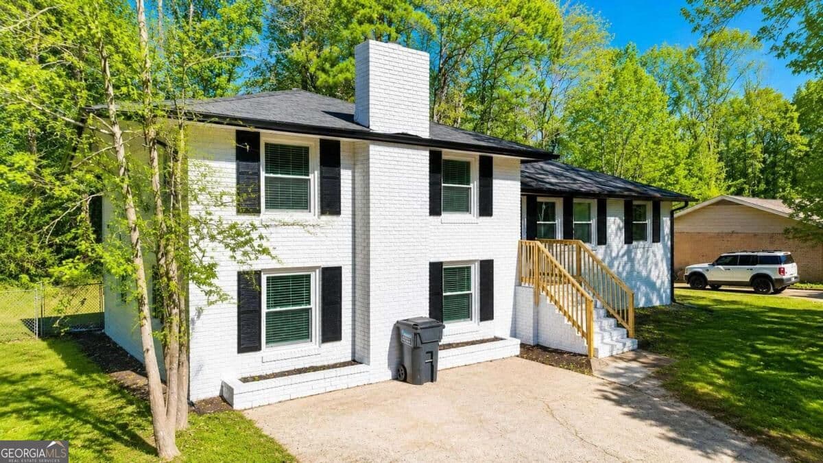 4 bedroom, 2 bathroom, 1,350 sq ft single family residence for sale at 4675 Lincoln Way, Lilburn, GA 30047 — photo 1 of 42