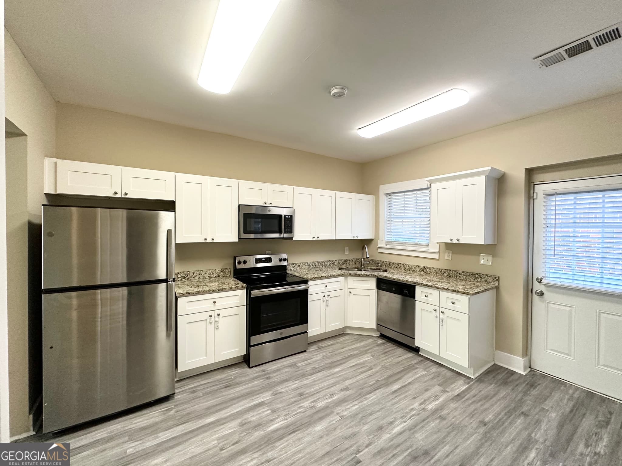 3 bedroom, 1 bathroom, 980 sq ft single family residence for sale at 555 Holly Street, Atlanta, GA 30318 — photo 5