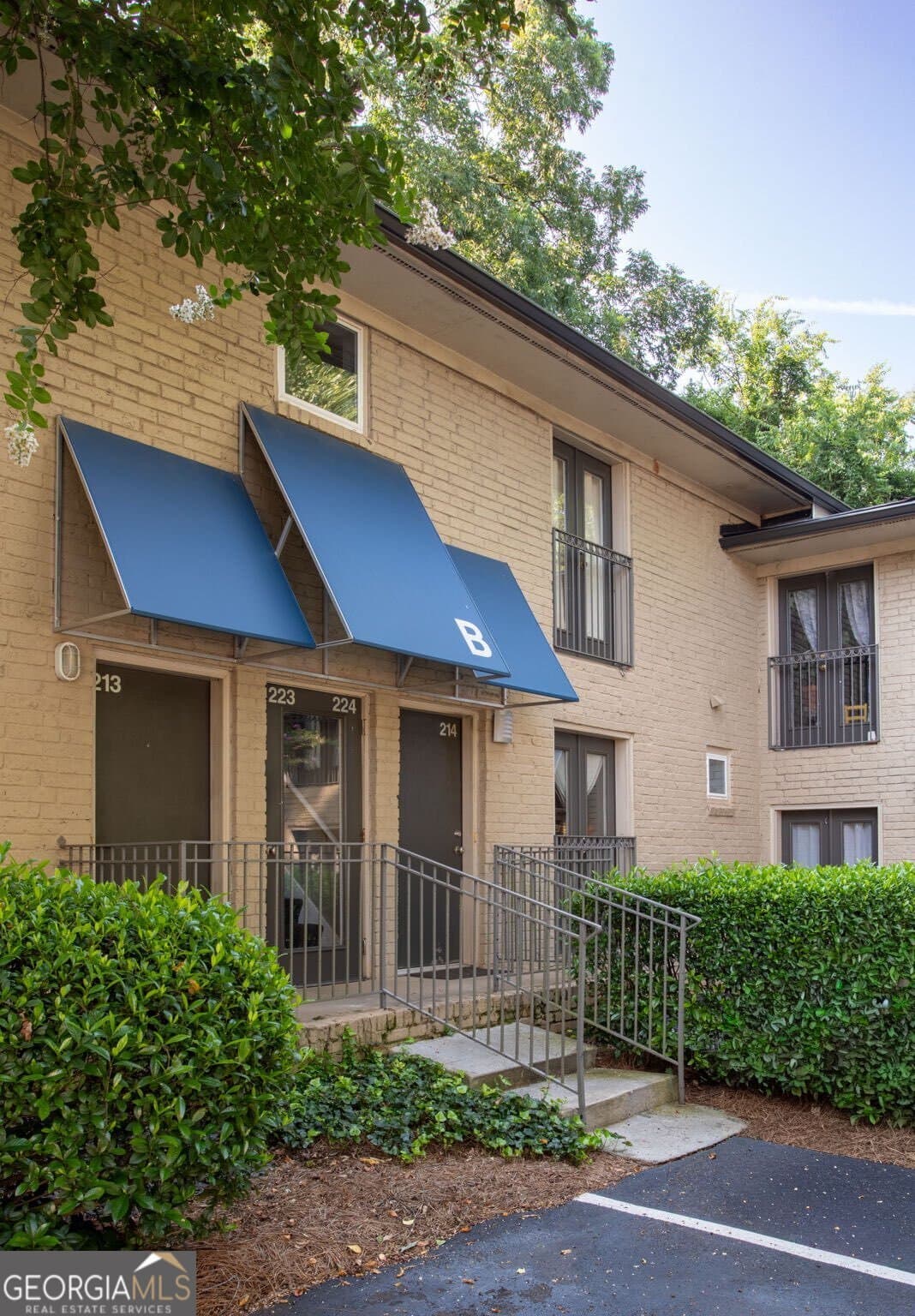 1 bedroom, 1 bathroom, 667 sq ft condominium for sale at 2023 Oakview Road 223, Atlanta, GA 30317 — photo 1 of 15