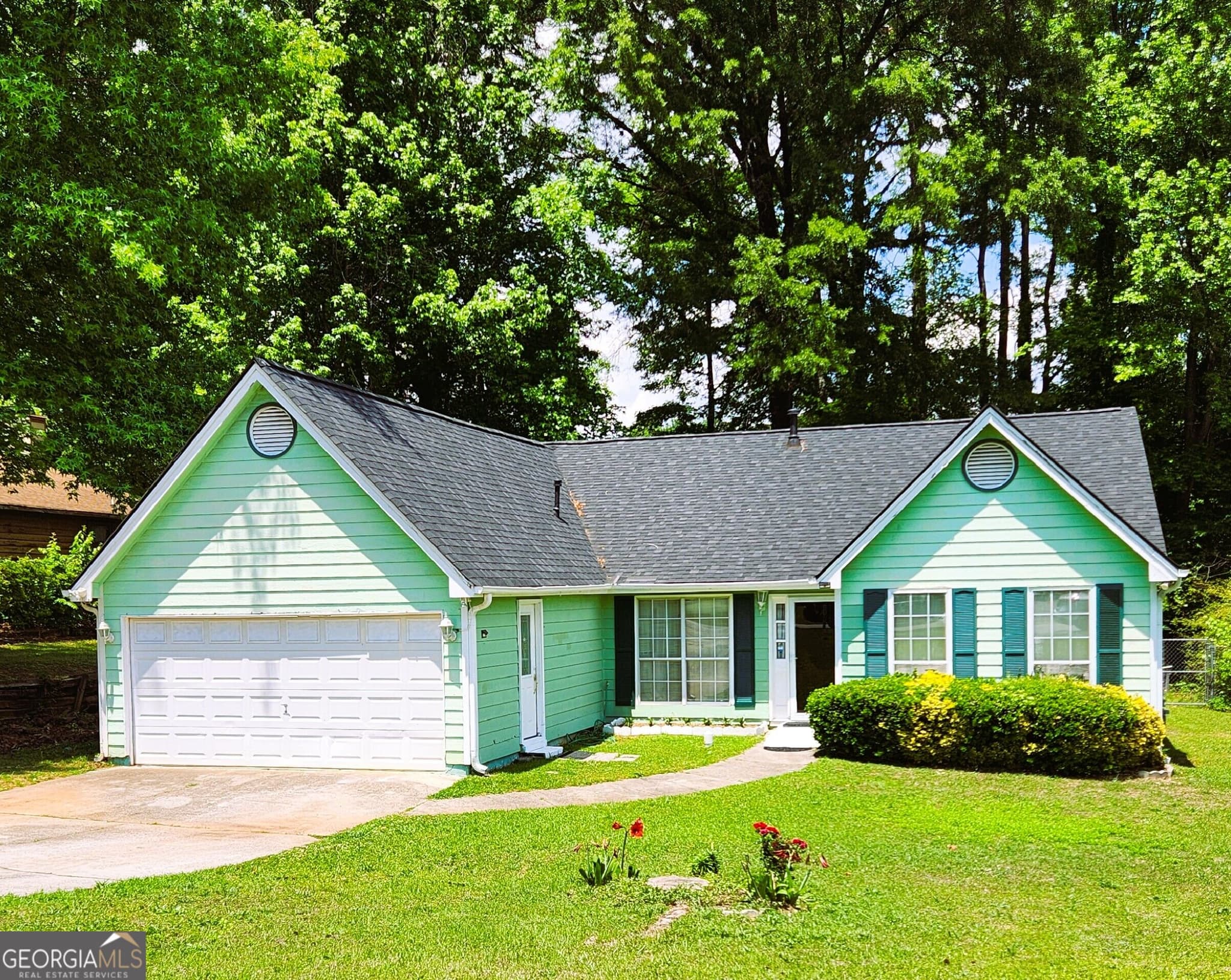 3 bedroom, 2 bathroom, 1,832 sq ft single family residence for sale at 8440 Cedar Creek Ridge, Riverdale, GA 30274 — photo 1 of 33
