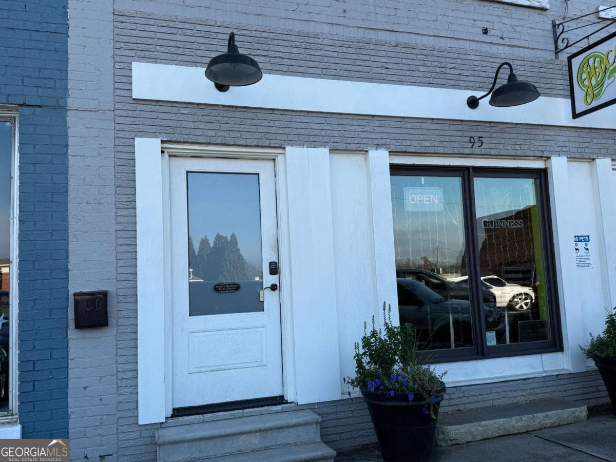 1 bedroom, 1.5 bathroom, 839 sq ft loft,apartment for rent at 95 W Franklin Street APT. B, Hartwell, GA 30643 for $1,200 a month — photo 2