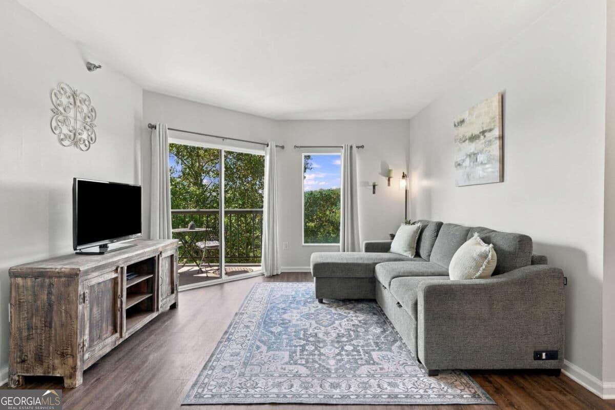 1 bedroom, 1 bathroom, 820 sq ft condominium for sale at 1 Biscayne Drive 609, Atlanta, GA 30309 — photo 2
