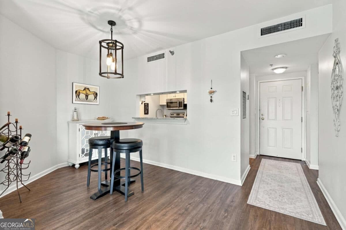 1 bedroom, 1 bathroom, 820 sq ft condominium for sale at 1 Biscayne Drive 609, Atlanta, GA 30309 — photo 7
