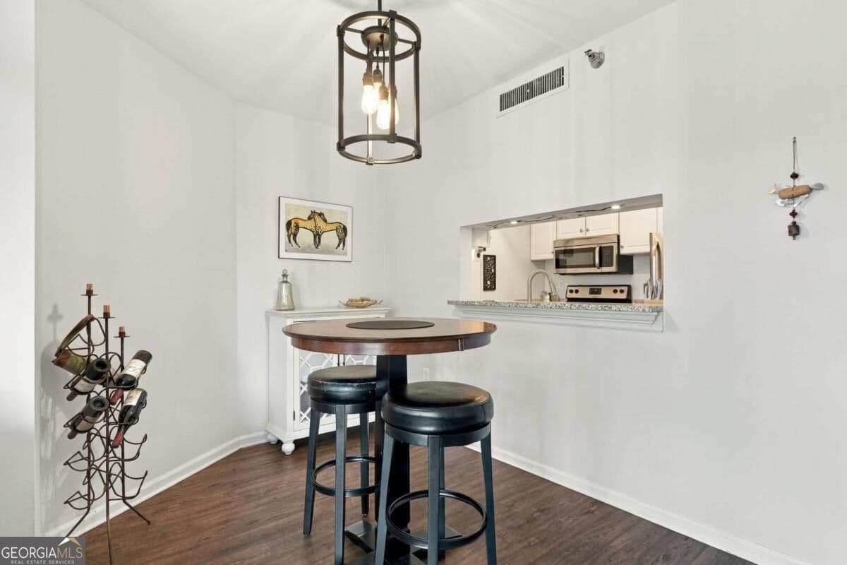 1 bedroom, 1 bathroom, 820 sq ft condominium for sale at 1 Biscayne Drive 609, Atlanta, GA 30309 — photo 3