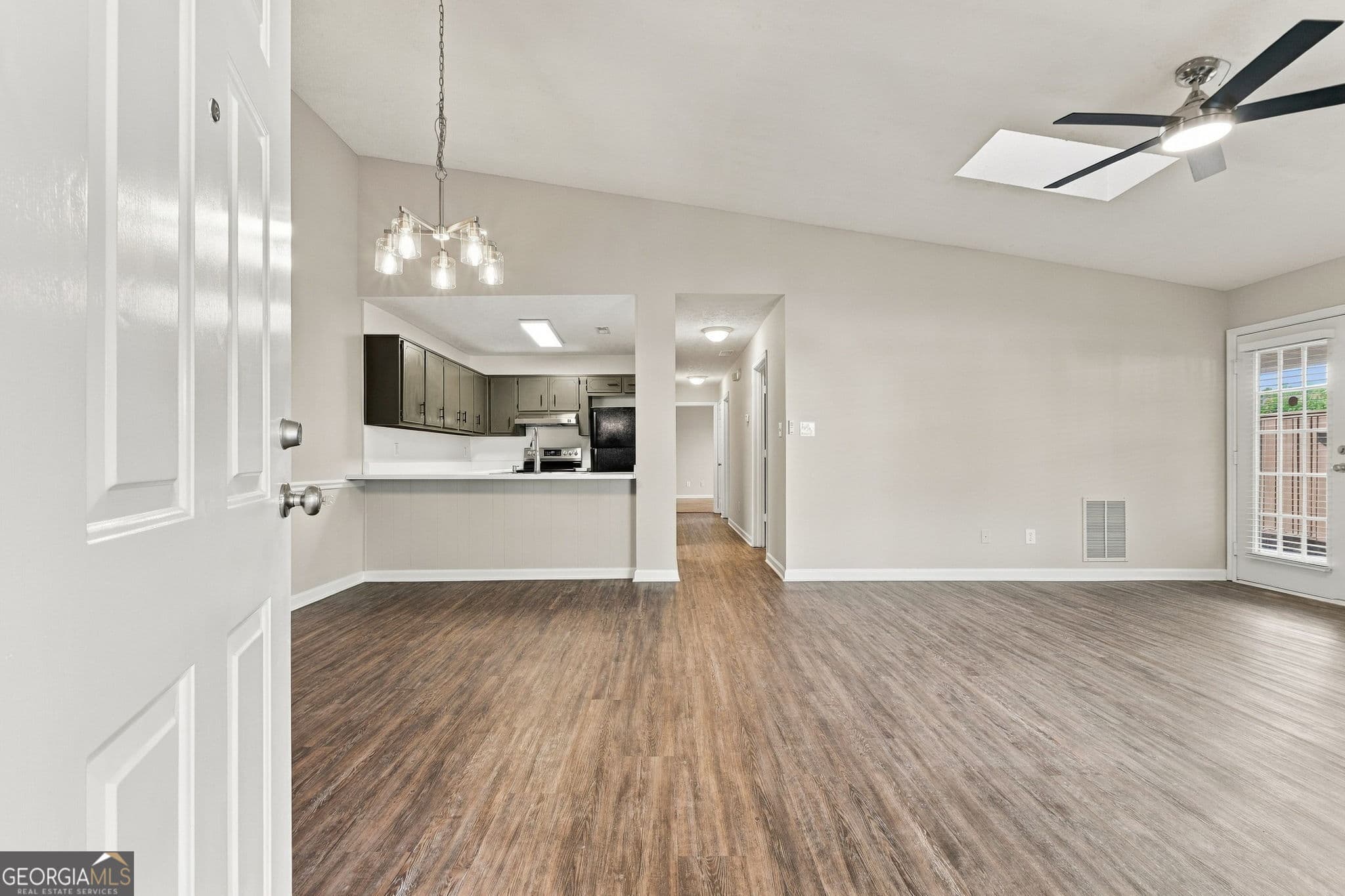2 bedroom, 2 bathroom, 1,240 sq ft single family residence for sale at 210 Courtyard Lane, Fayetteville, GA 30215 — photo 4