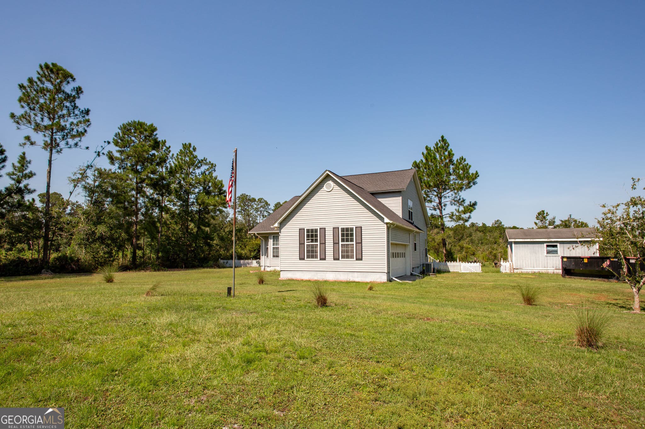 5 bedroom, 3 bathroom, 3,144 sq ft single family residence for sale at 2620 Gibbs Street, Waycross, GA 31503 — photo 2