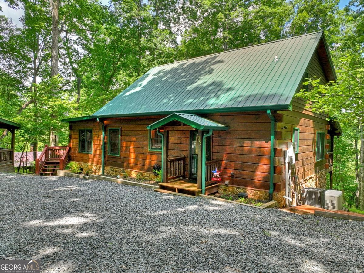 3 bedroom, 3 bathroom, 2,396 sq ft cabin,single family residence for sale at 316 Pigeon Creek Road, Blue Ridge, GA 30513 — photo 7