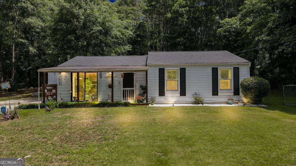 3 bedroom, 2 bathroom, 1,040 sq ft single family residence for sale at 3184 Newcastle Way, Snellville, GA 30039 — photo 2