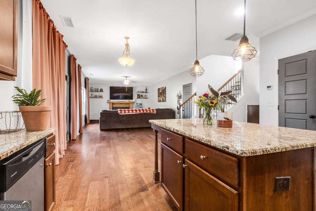 4 bedroom, 2.5 bathroom, 2,765 sq ft single family residence for sale at 3409 Laurel Glen Court, Gainesville, GA 30504 — photo 7