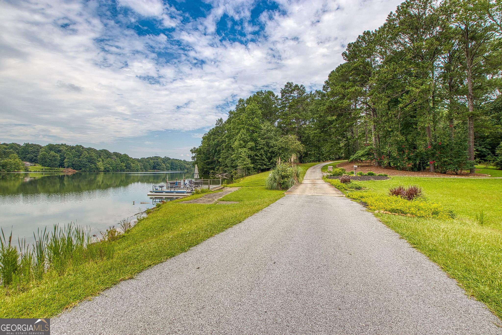 3 bedroom, 2.5 bathroom, 2,658 sq ft single family residence for sale at 160 Sandy Lake Circle, Fayetteville, GA 30214 — photo 4
