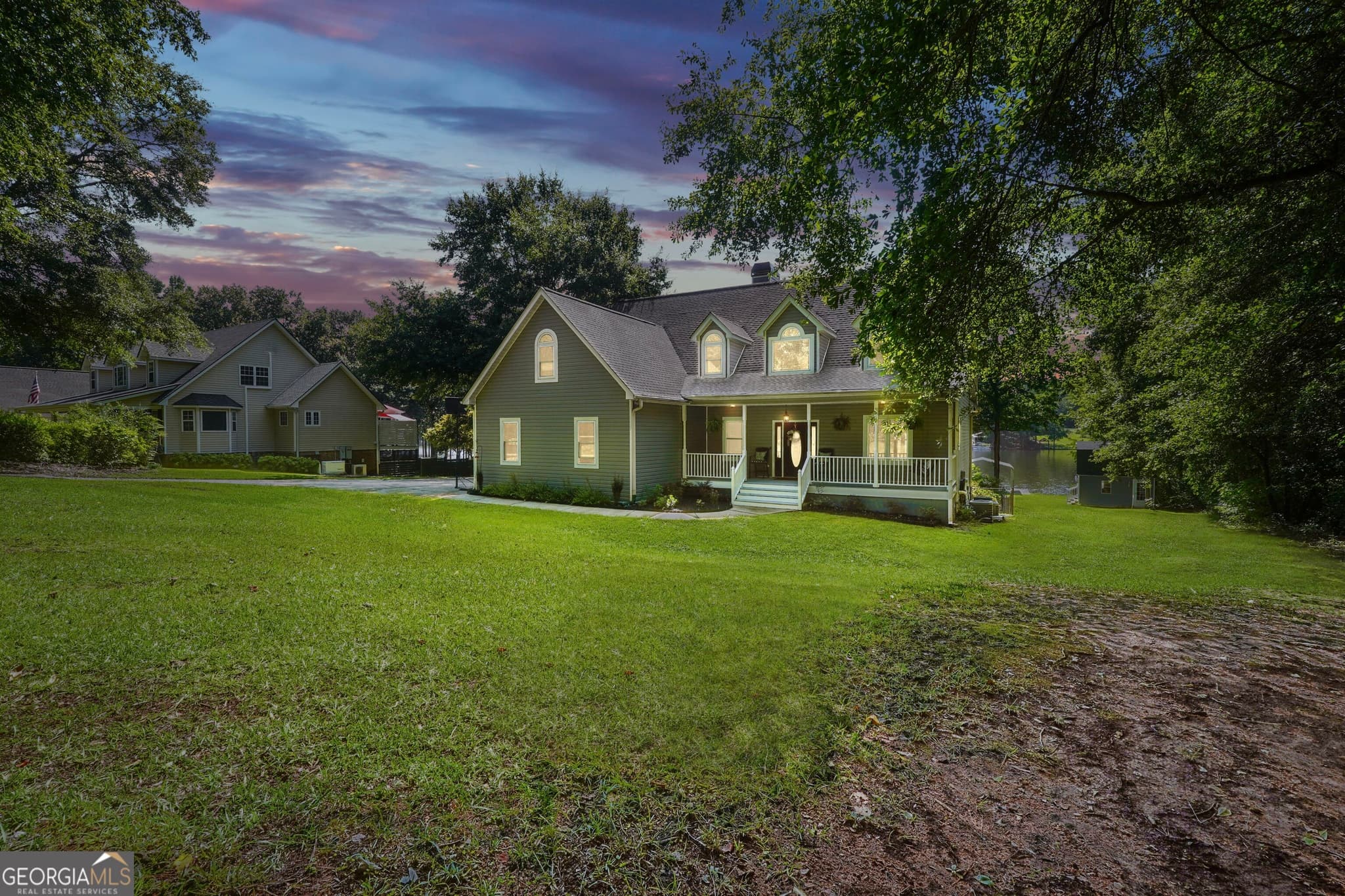 5 bedroom, 3.5 bathroom, 3,560 sq ft single family residence for sale at 561 Harbour Shores Drive, Jackson, GA 30233 — photo 3