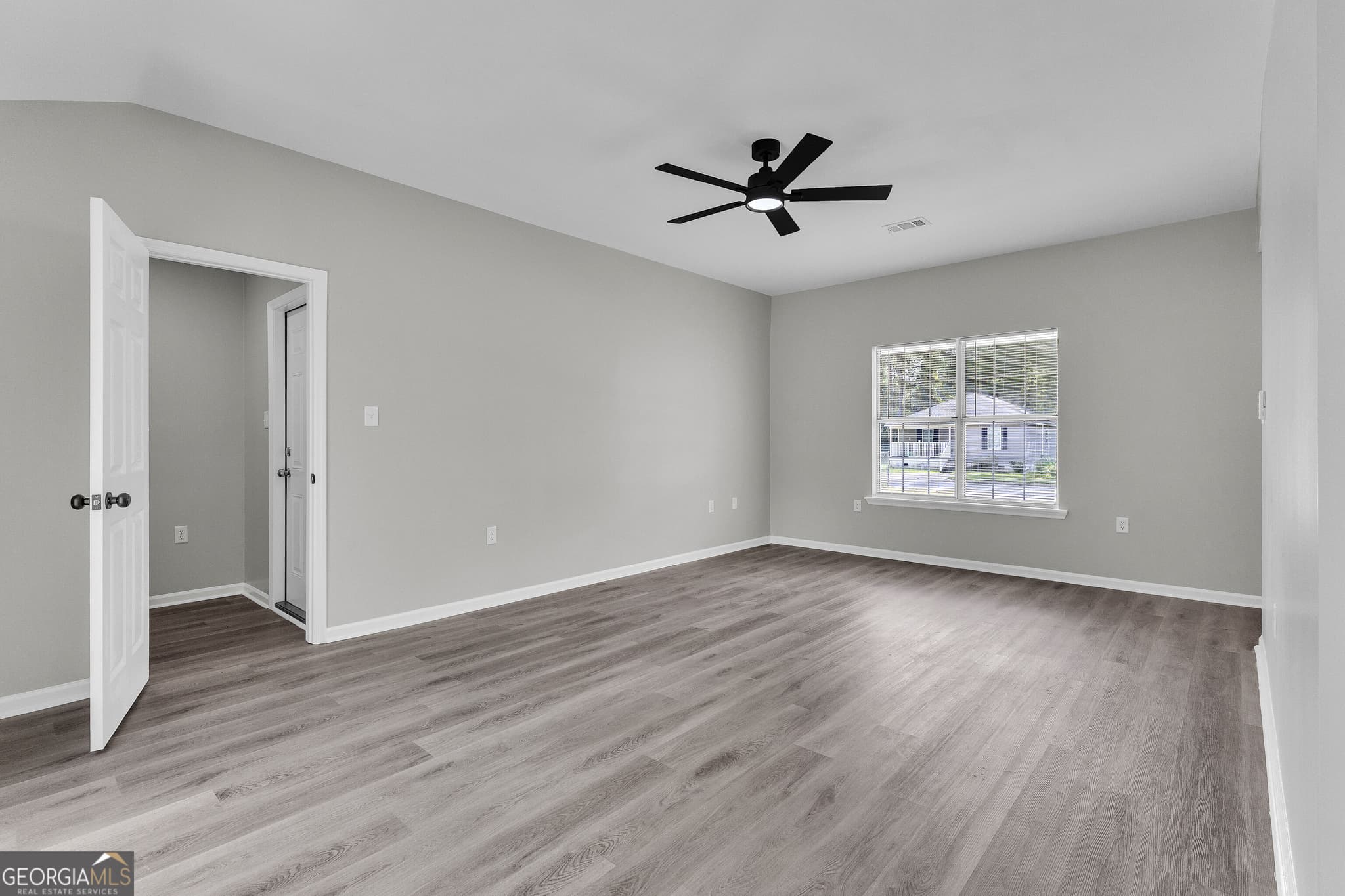 3 bedroom, 2 bathroom, 2,468 sq ft single family residence for sale at 1414 Baymeadows Drive, Valdosta, GA 31601 — photo 9