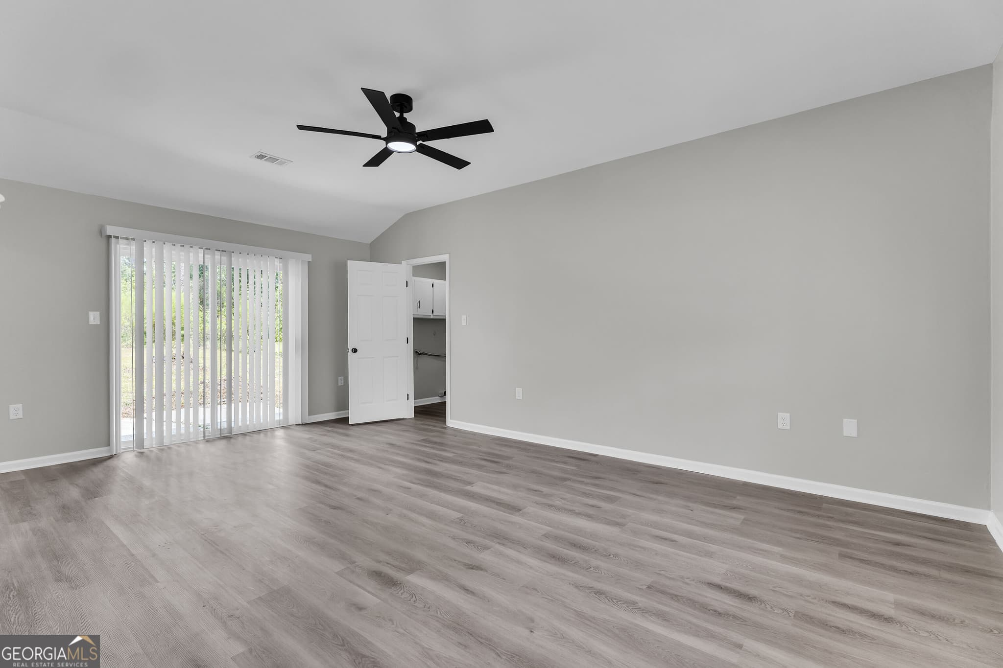 3 bedroom, 2 bathroom, 2,468 sq ft single family residence for sale at 1414 Baymeadows Drive, Valdosta, GA 31601 — photo 8