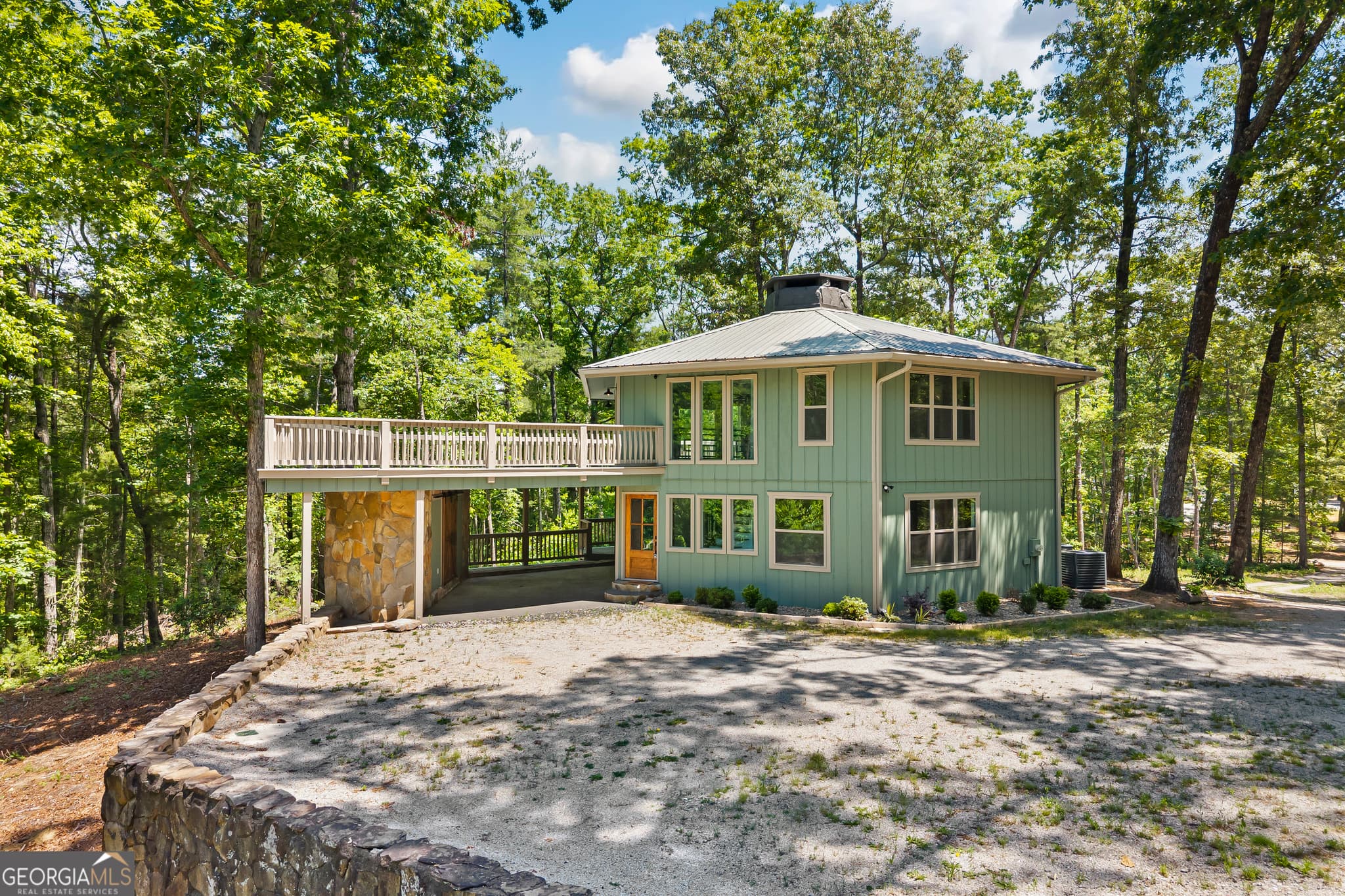 3 bedroom, 4 bathroom, 2,280 sq ft cabin,single family residence under contract at 484 Mountain Stream Lane, Lakemont, GA 30552 — photo 2