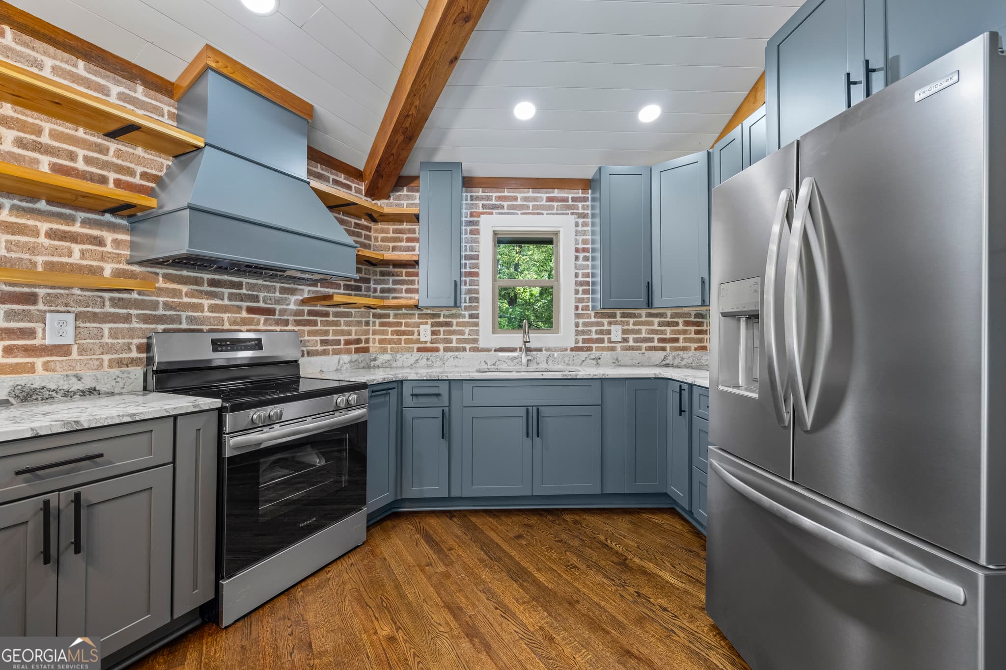 3 bedroom, 4 bathroom, 2,280 sq ft cabin,single family residence under contract at 484 Mountain Stream Lane, Lakemont, GA 30552 — photo 6