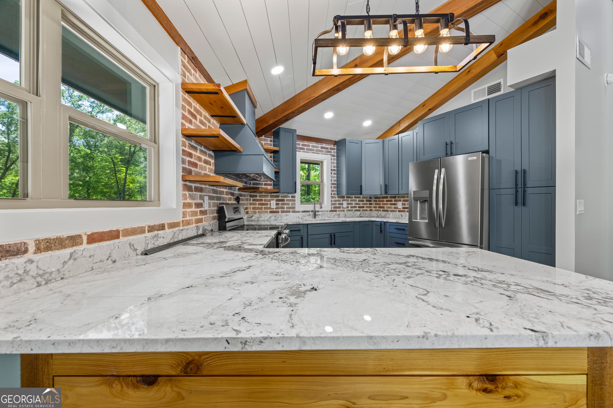 3 bedroom, 4 bathroom, 2,280 sq ft cabin,single family residence under contract at 484 Mountain Stream Lane, Lakemont, GA 30552 — photo 5