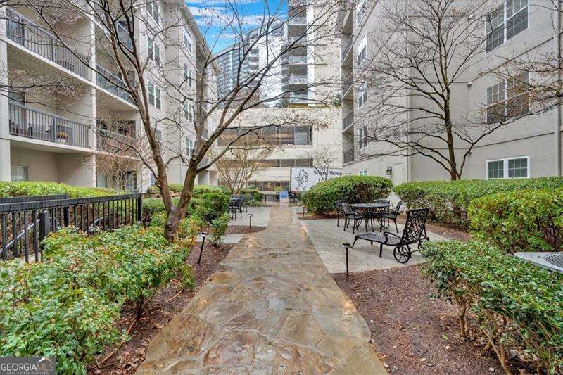 1 bedroom, 1 bathroom, 730 sq ft condominium for sale at 1075 Peachtree Walk A206, Atlanta, GA 30309 — photo 4