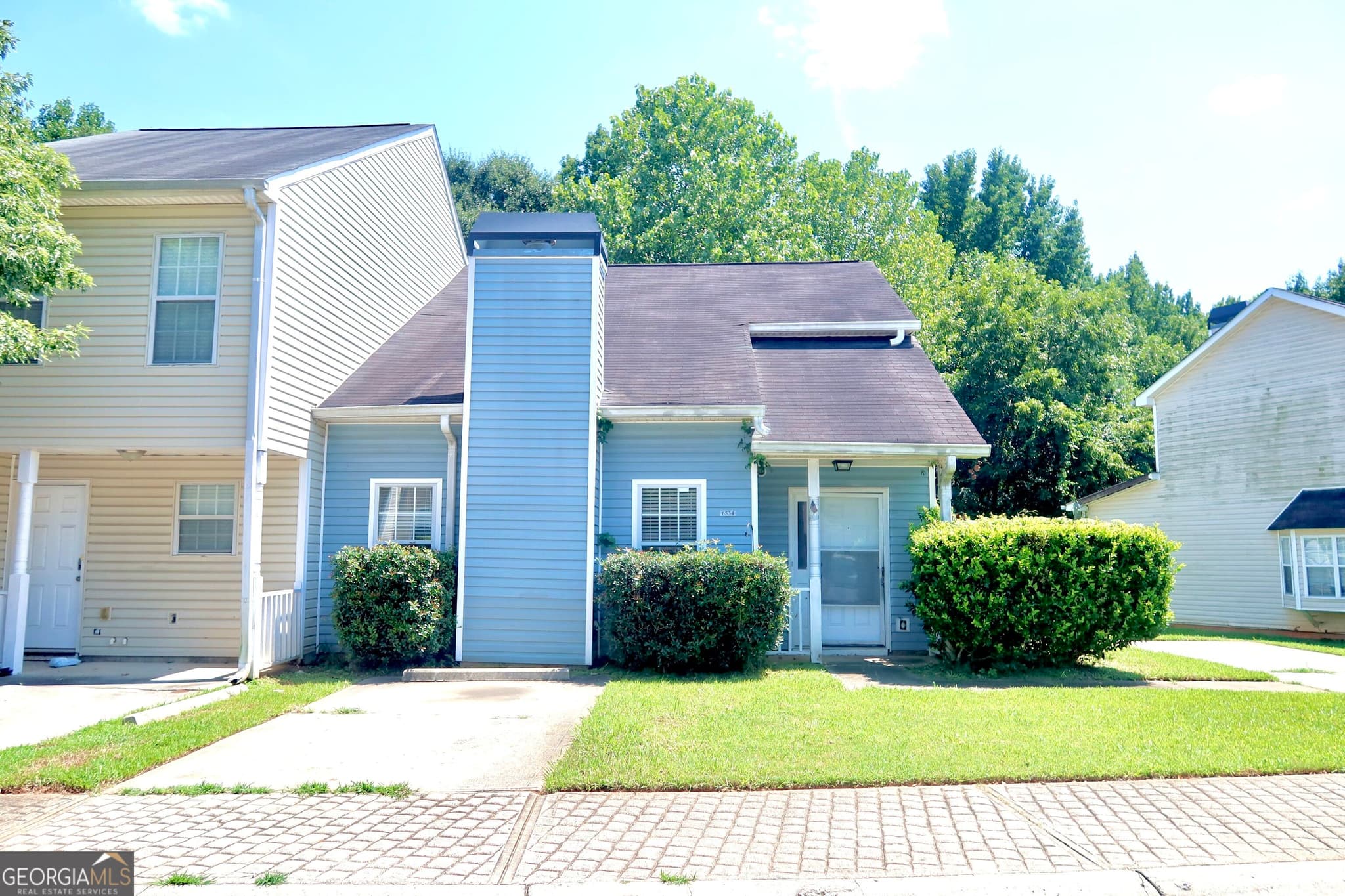 3 bedroom, 2 bathroom, 1,547 sq ft townhouse for sale at 6534 Wellington Chase Court, Lithonia, GA 30058 — photo 1 of 22