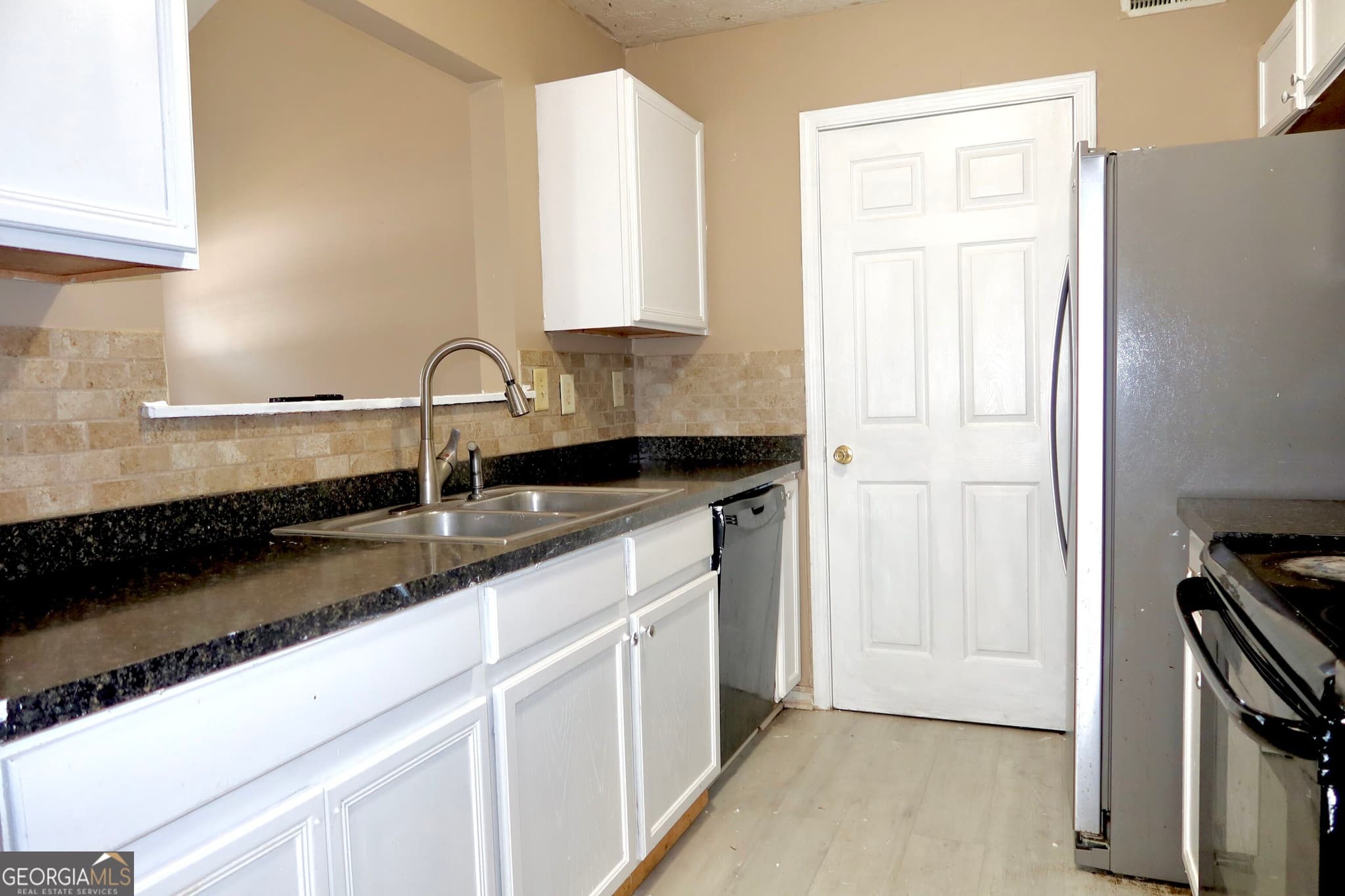3 bedroom, 2 bathroom, 1,547 sq ft townhouse for sale at 6534 Wellington Chase Court, Lithonia, GA 30058 — photo 8