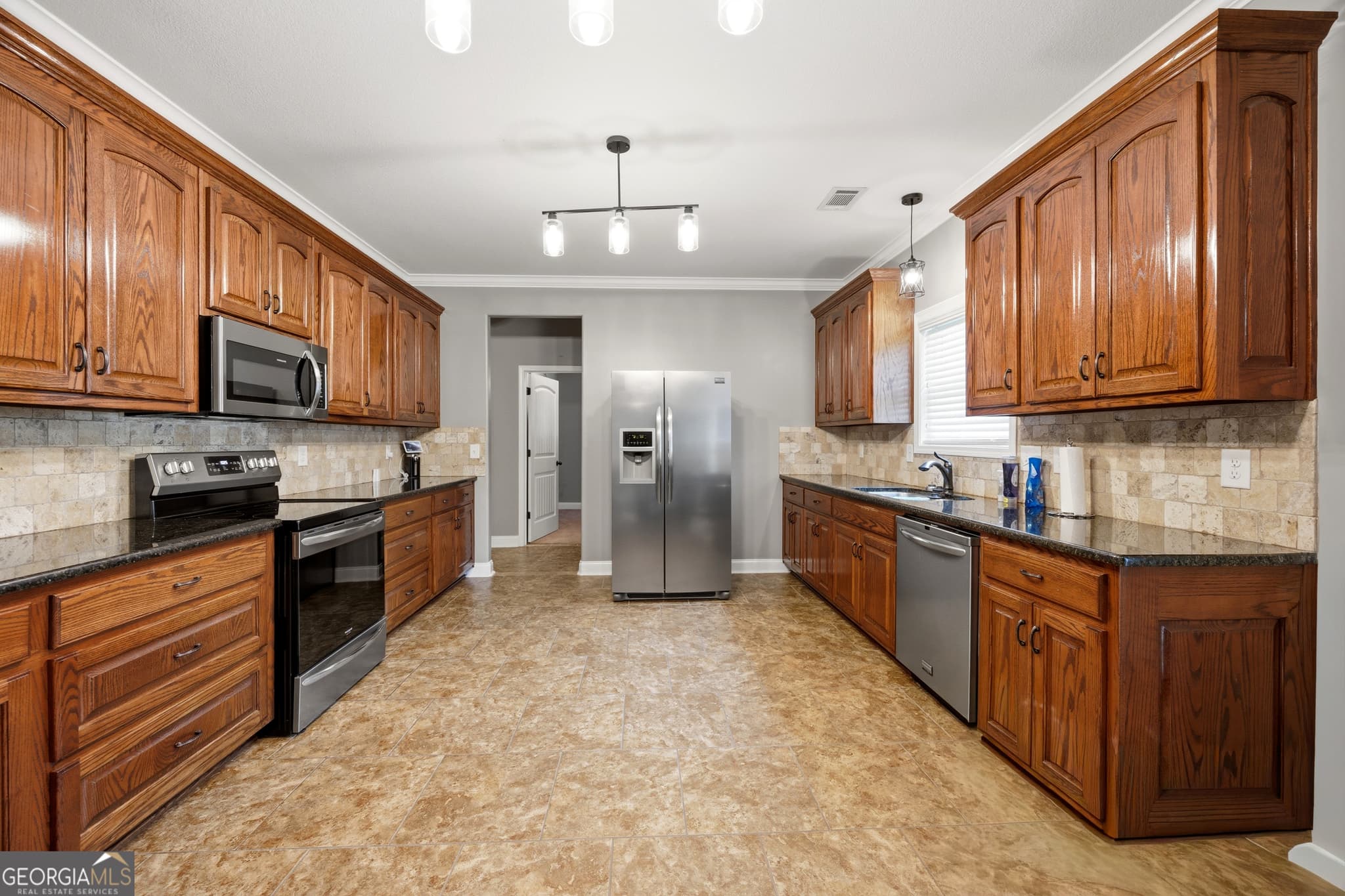 5 bedroom, 4.5 bathroom, 3,860 sq ft single family residence for sale at 125 J Drive, Macon, GA 31216 — photo 9