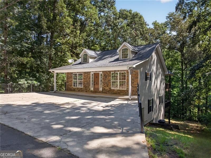 4 bedroom, 3.5 bathroom, 3,060 sq ft single family residence for sale at 825 Rue Fluer De Lis, Lavonia, GA 30553 — photo 2