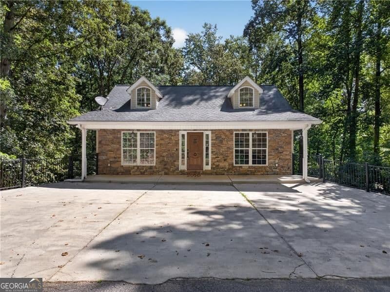 4 bedroom, 3.5 bathroom, 3,060 sq ft single family residence for sale at 825 Rue Fluer De Lis, Lavonia, GA 30553