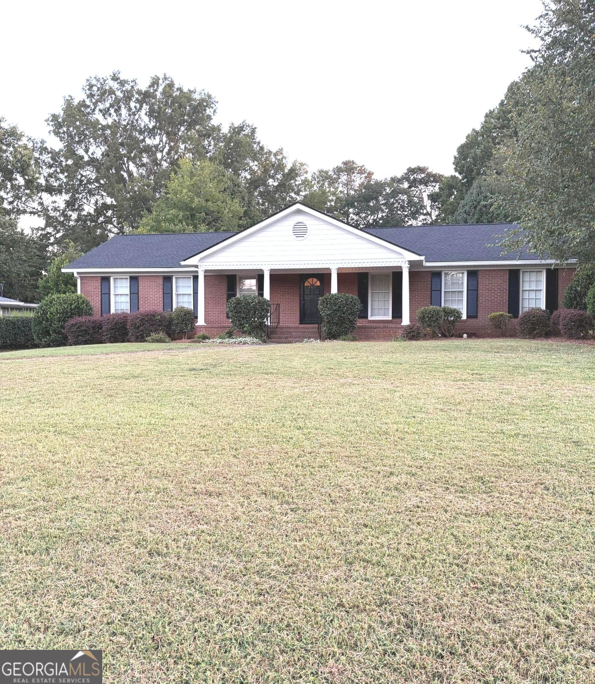 4 bedroom, 3 bathroom, 2,959 sq ft single family residence for sale at 205 Maplewood Drive, Rome, GA 30161 — photo 2