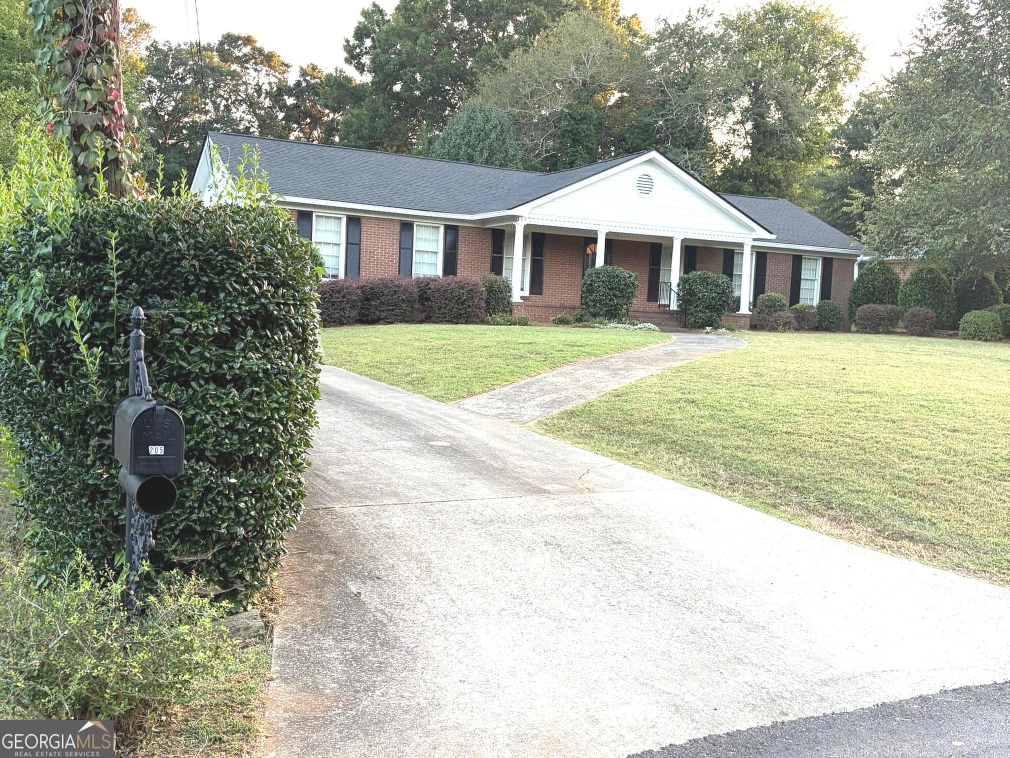 4 bedroom, 3 bathroom, 2,959 sq ft single family residence for sale at 205 Maplewood Drive, Rome, GA 30161 — photo 4