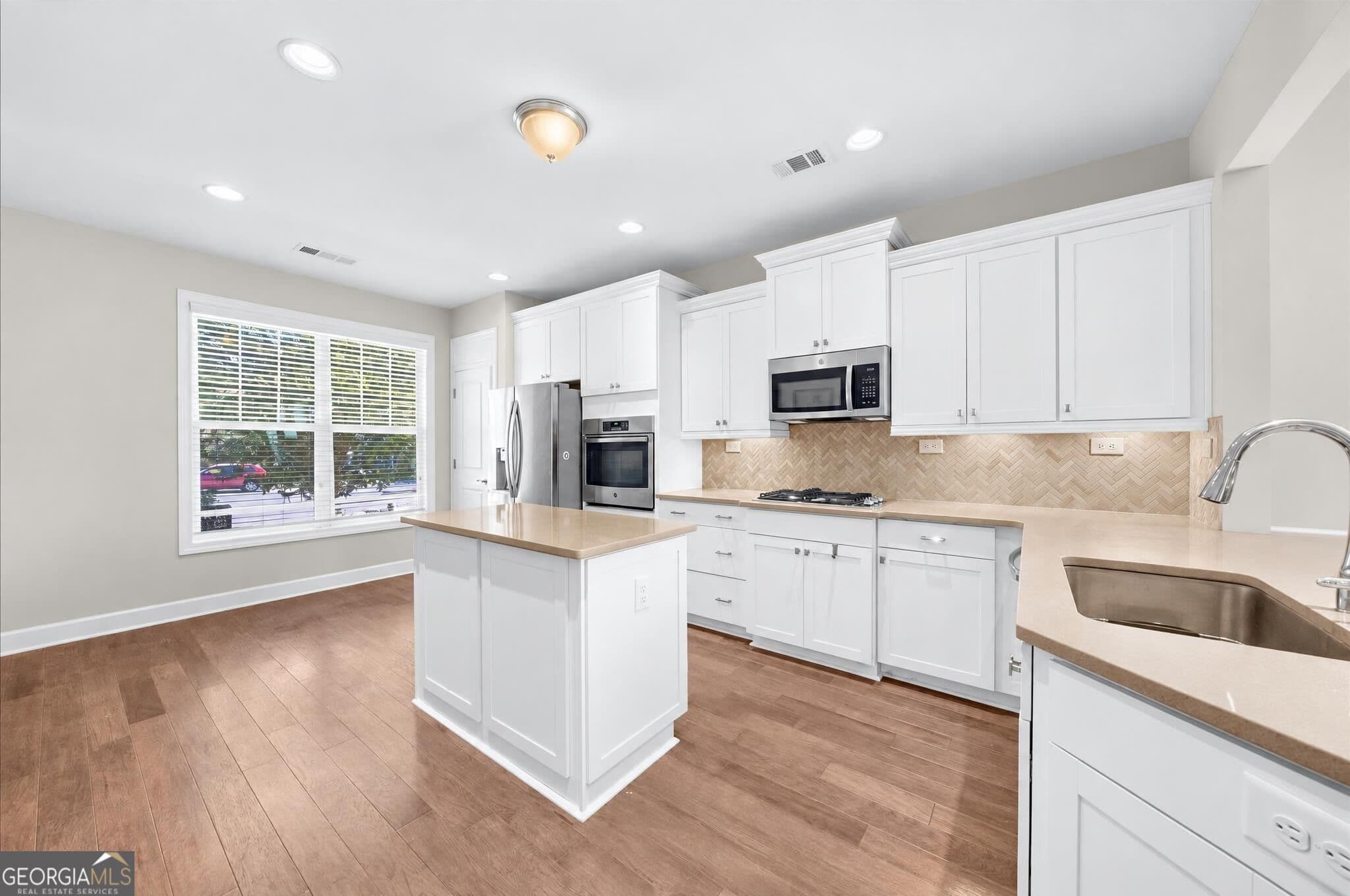3 bedroom, 3 bathroom, 3,666 sq ft single family residence for sale at 3846 English Oak Drive, Gainesville, GA 30504 — photo 4