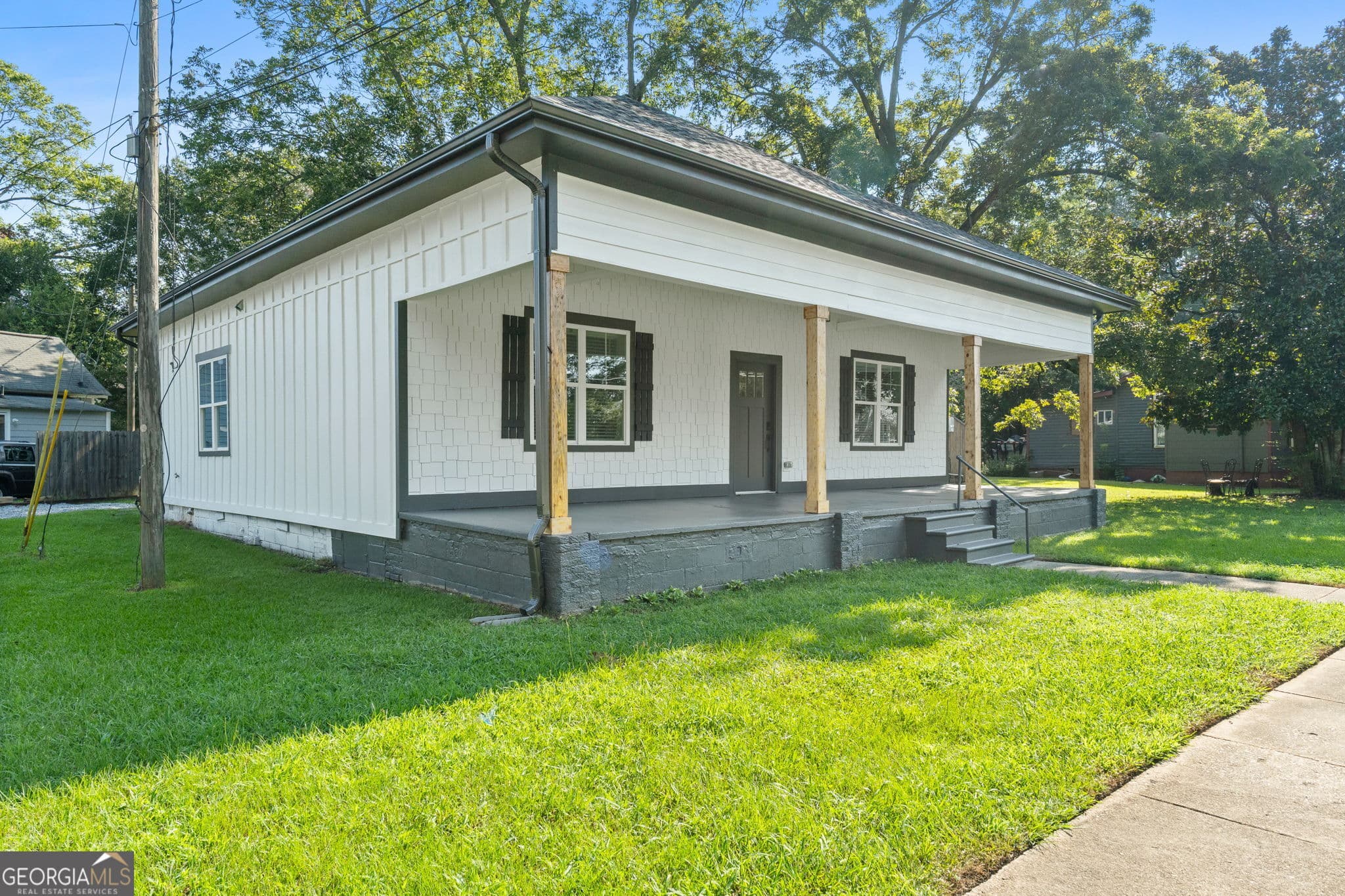 2 bedroom, 2 bathroom, 1,472 sq ft single family residence for sale at 347 Ww Carr Avenue, Jackson, GA 30233 — photo 2