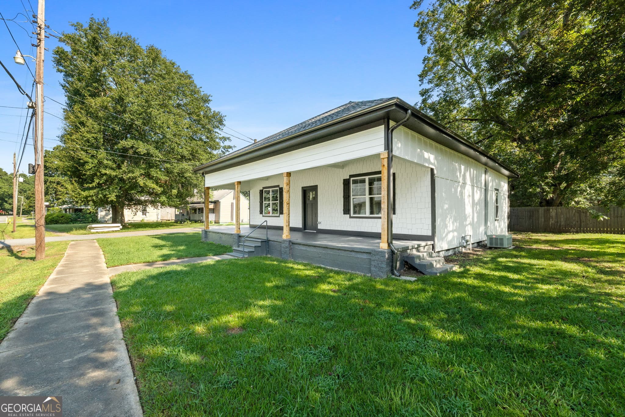 2 bedroom, 2 bathroom, 1,472 sq ft single family residence for sale at 347 Ww Carr Avenue, Jackson, GA 30233 — photo 3