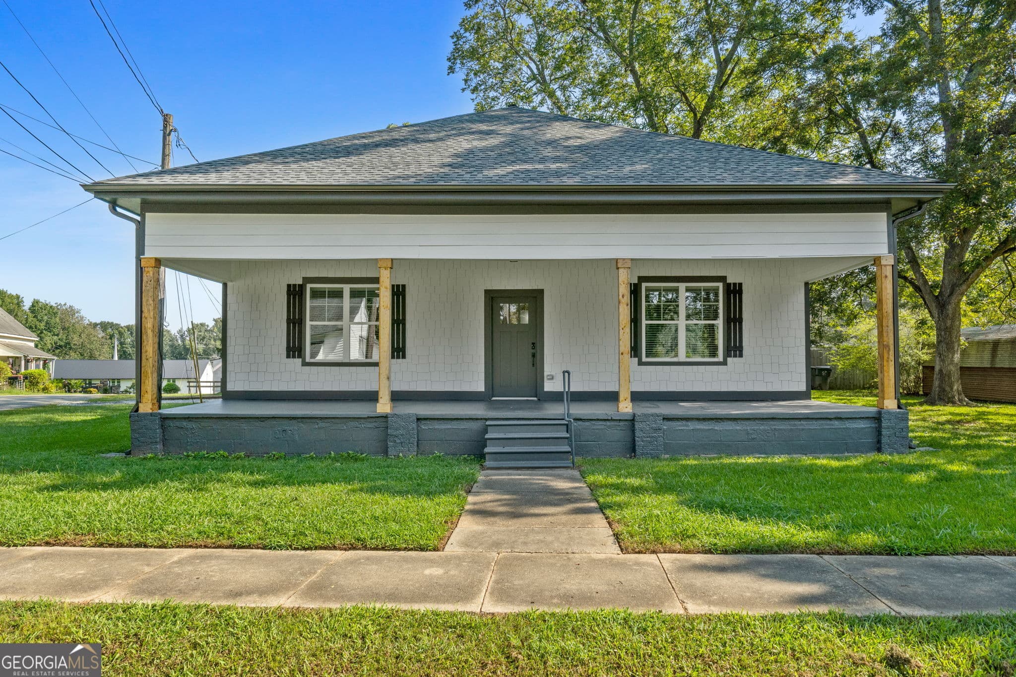 2 bedroom, 2 bathroom, 1,472 sq ft single family residence for sale at 347 Ww Carr Avenue, Jackson, GA 30233 — photo 1 of 23