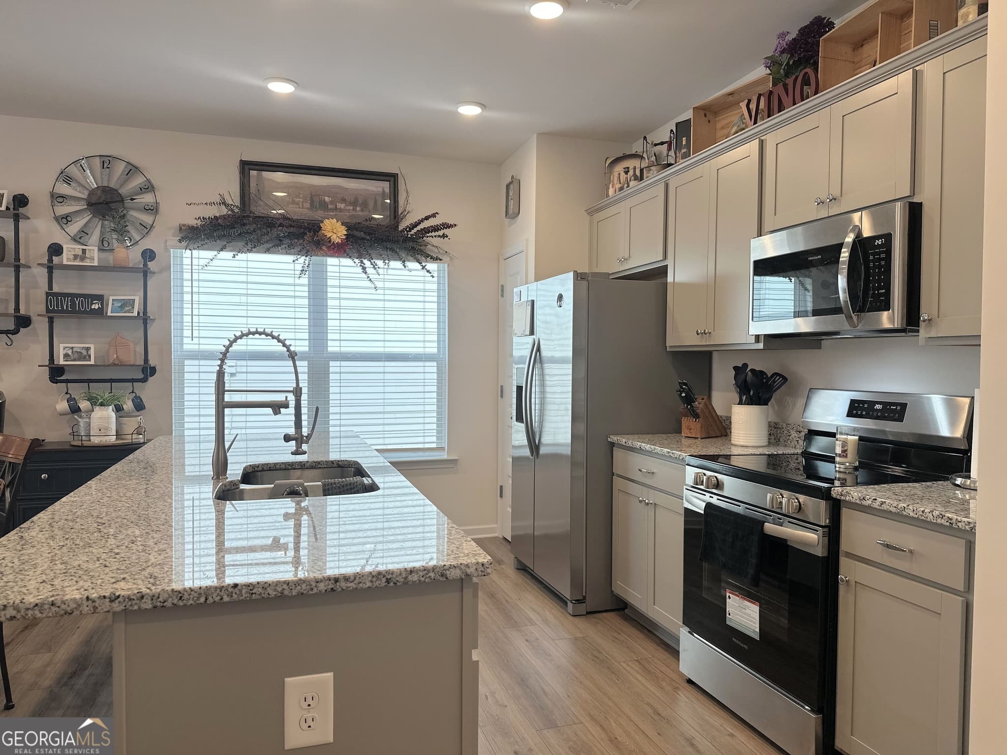 3 bedroom, 2 bathroom, 1,202 sq ft single family residence for sale at 53 Bennett Way, Rome, GA 30161 — photo 2