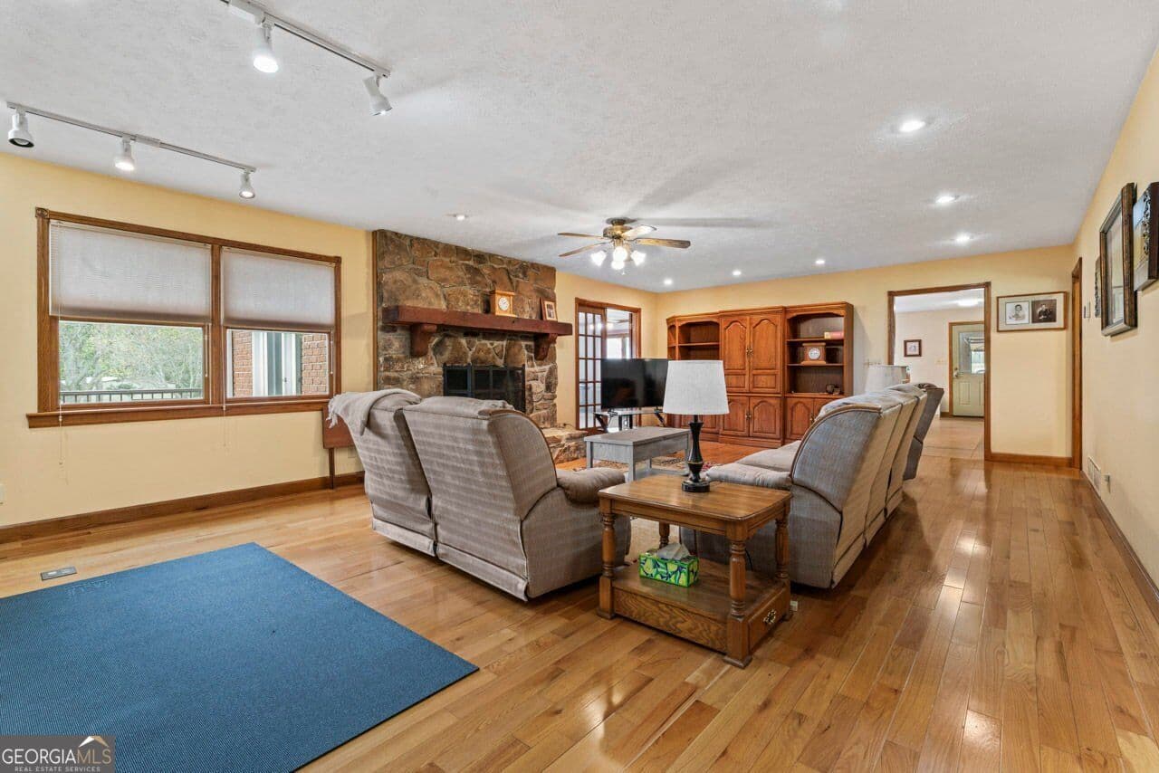3 bedroom, 3 bathroom, 3,000 sq ft farm for sale at 161 Minter Drive, Hampton, GA 30228 — photo 9