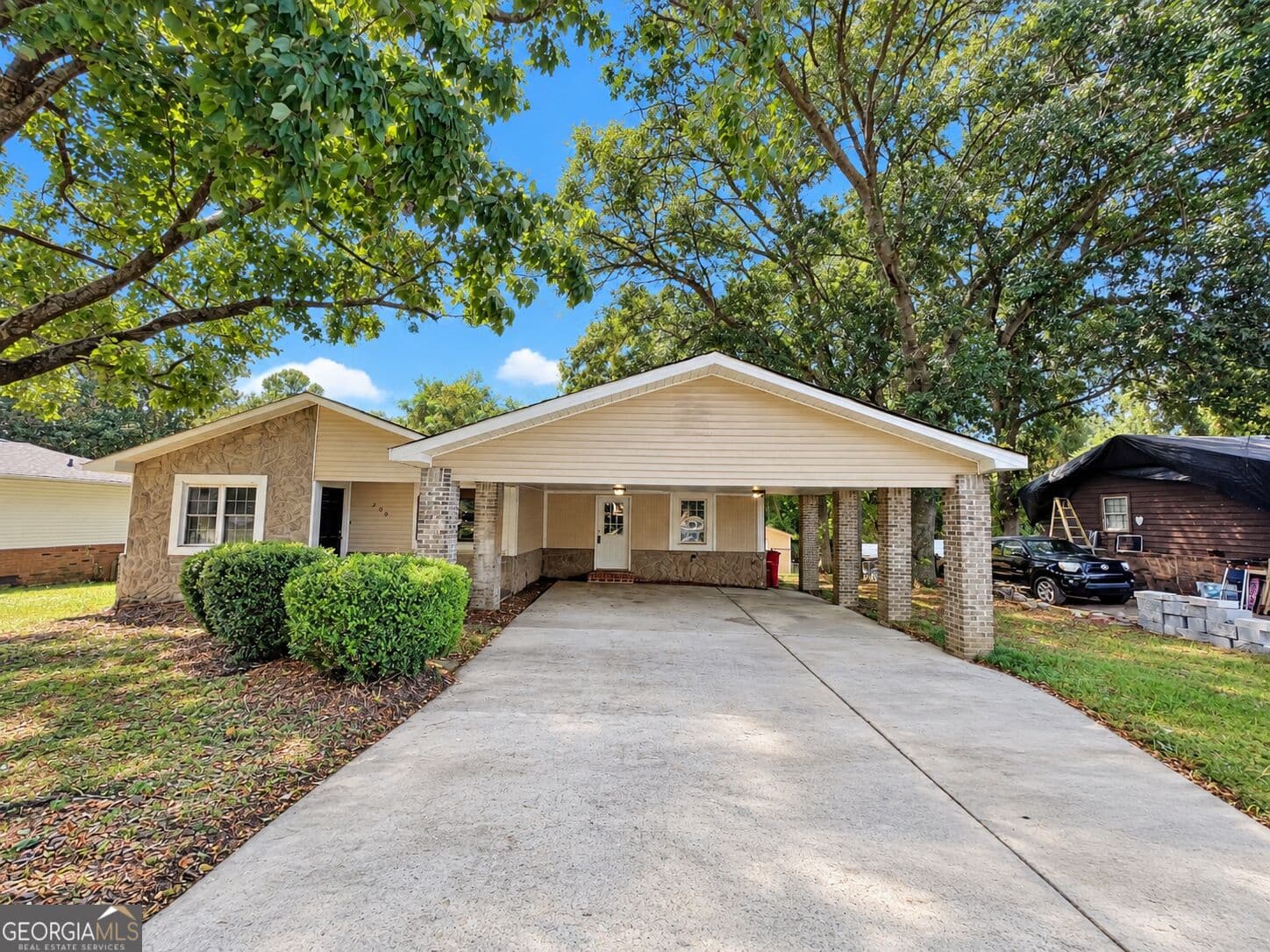 3 bedroom, 2 bathroom, 1,632 sq ft single family residence under contract at 209 Scarborough Road, Centerville, GA 31028