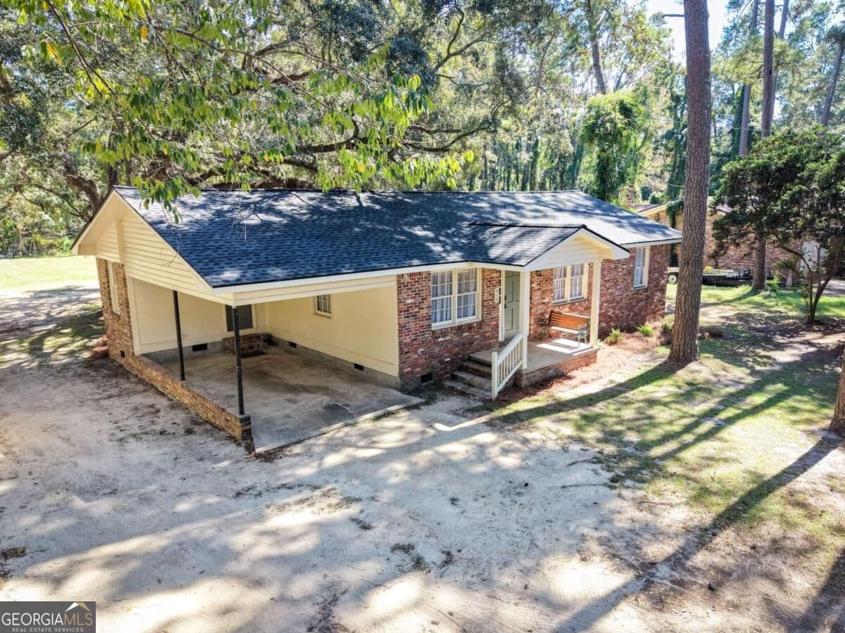 3 bedroom, 1 bathroom, 1,251 sq ft single family residence for sale at 810 N Pinetree Boulevard, Thomasville, GA 31792 — photo 2