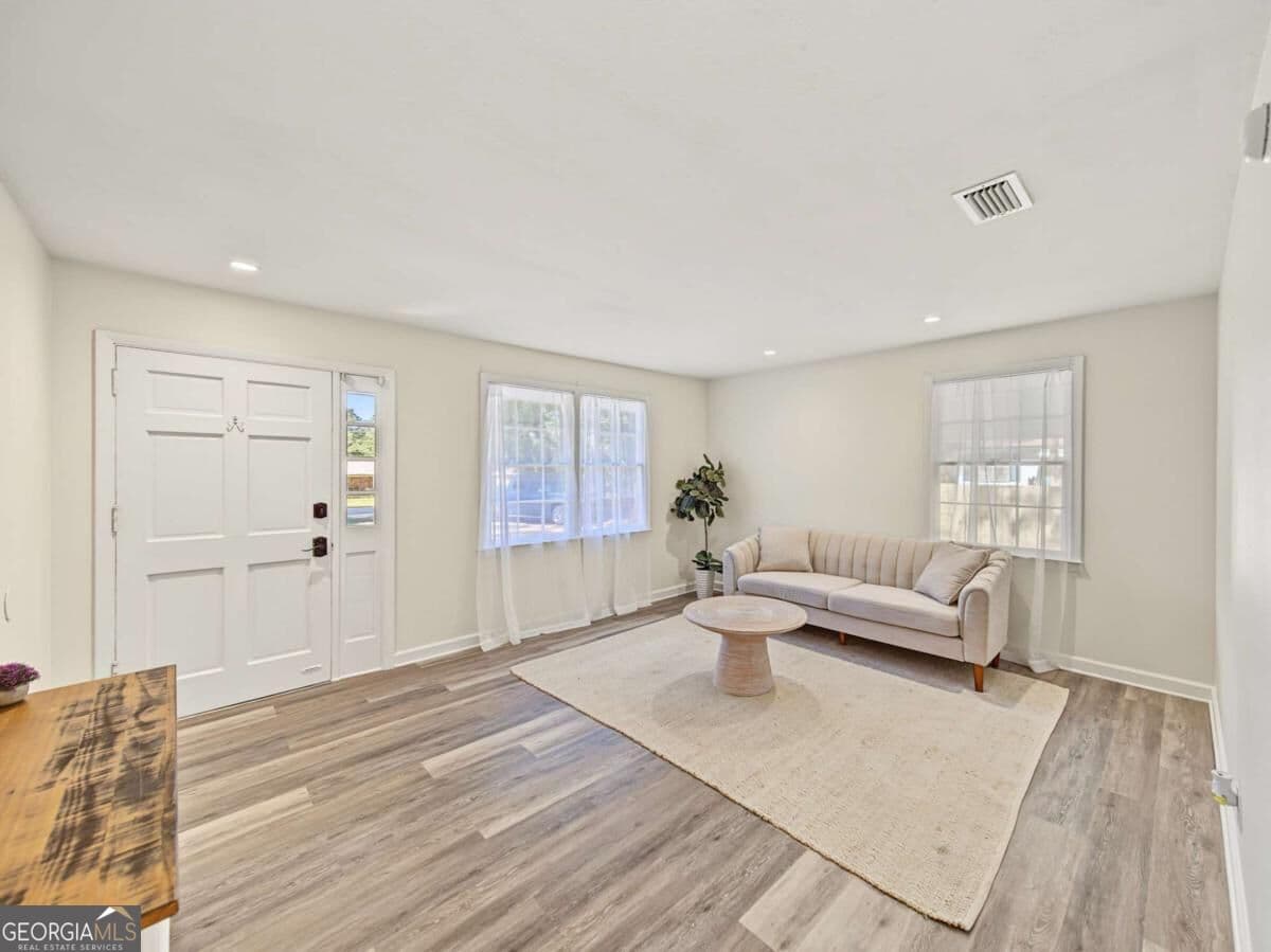 3 bedroom, 1 bathroom, 1,251 sq ft single family residence for sale at 810 N Pinetree Boulevard, Thomasville, GA 31792 — photo 6