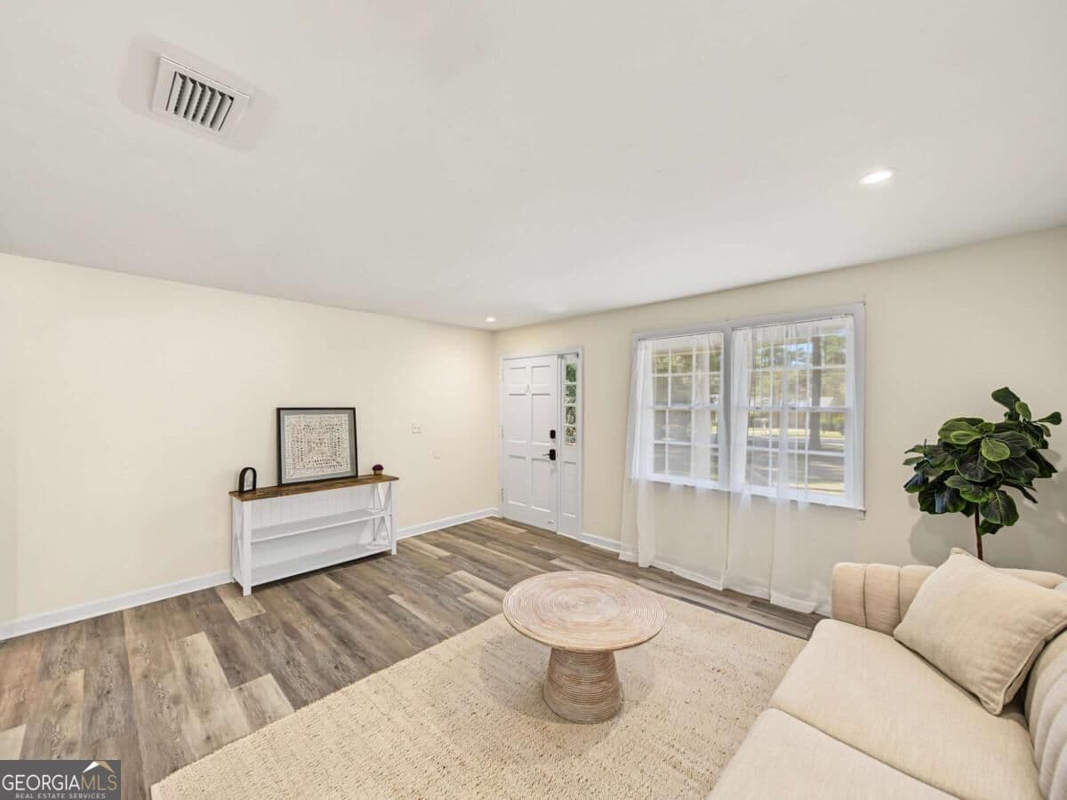 3 bedroom, 1 bathroom, 1,251 sq ft single family residence for sale at 810 N Pinetree Boulevard, Thomasville, GA 31792 — photo 7